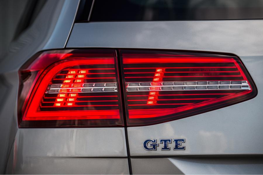 Детали экстерьера Volkswagen Passat Estate GTE 2016 года  (UK) (фото 12 из 30)